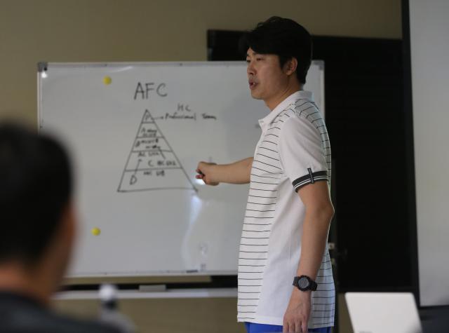 1621778666723009686.jpg 02-金湘勳在关岛足协举办的教练证书课程上授课.jpg