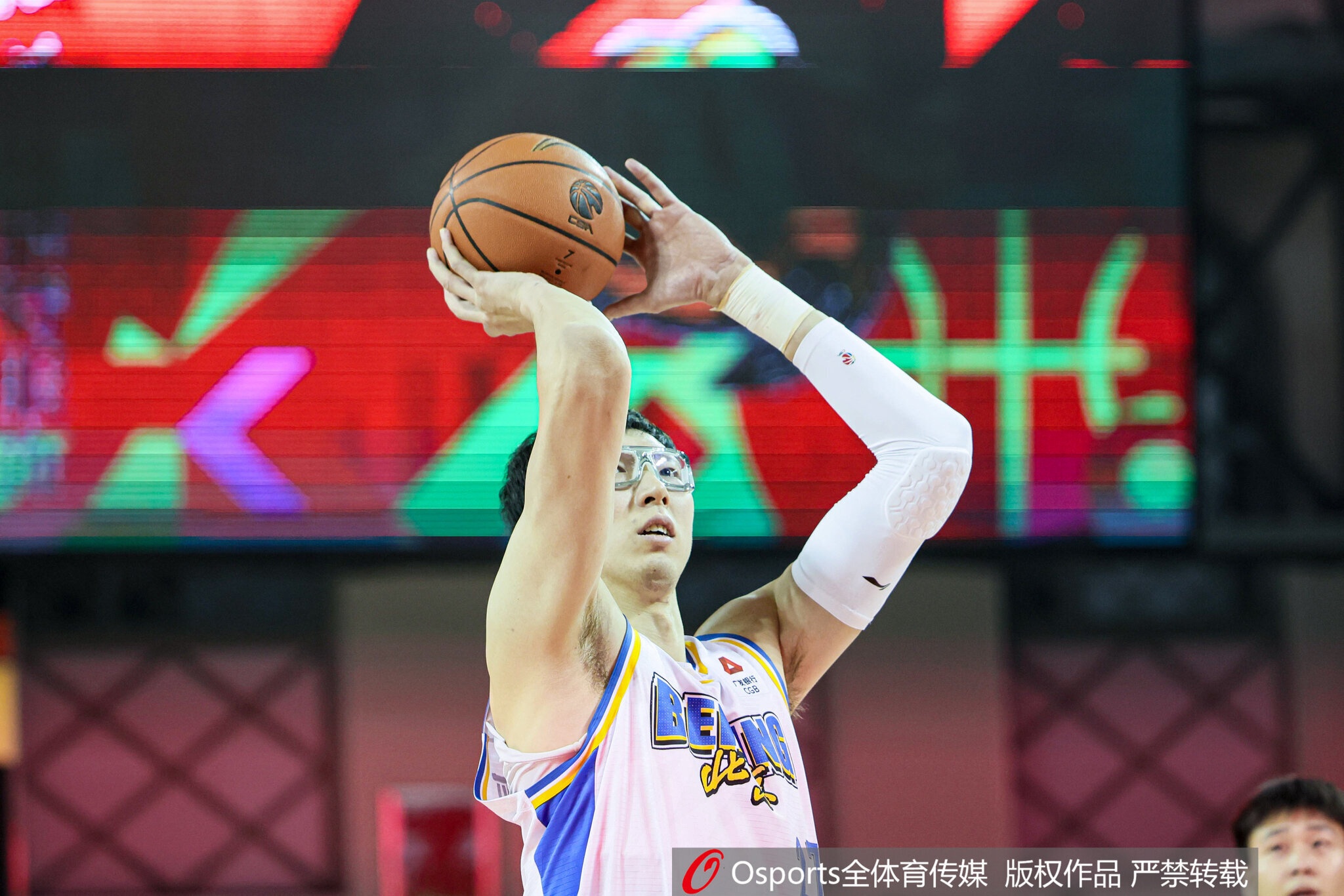 世界杯手机观看平台入口-真该练练罚球了！周琦半场4罚全铁 仅得到3篮板1失误&amp;正负值-10